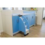 Wickeltisch mit Treppe und Stauraum – Bild 2