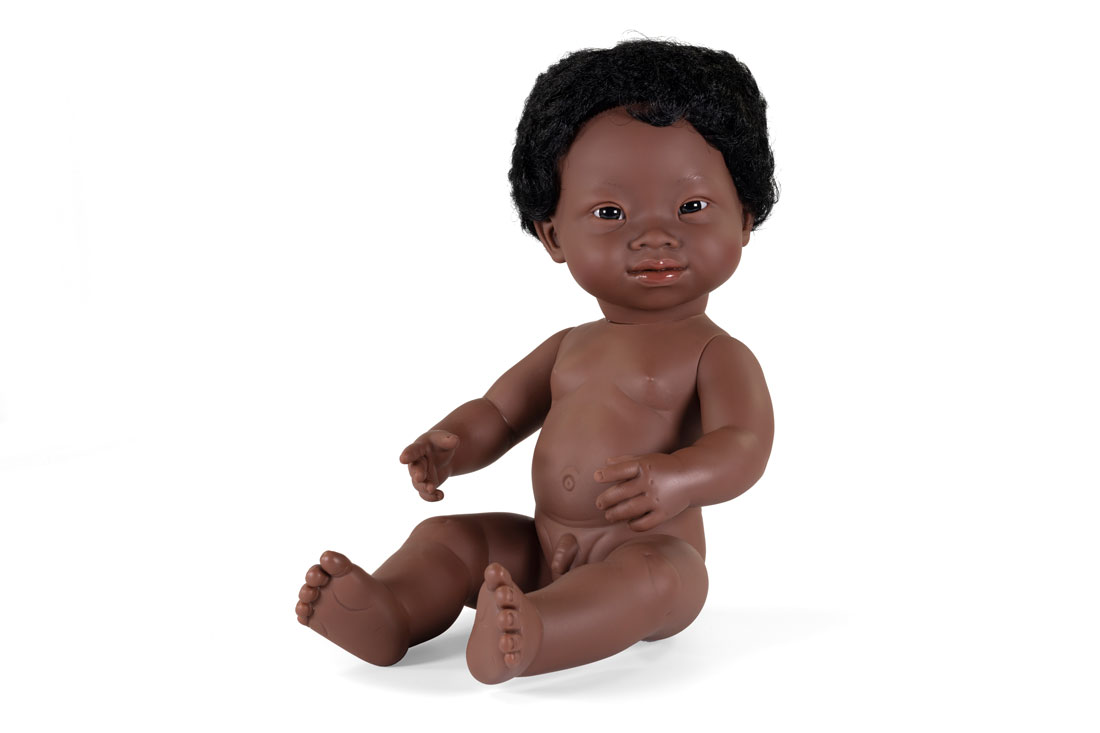 21099-j-ds-s-puppe-down.jpg Puppe Junge mit Down-Syndrom dunkelhäutig 38 cm – Bild 1