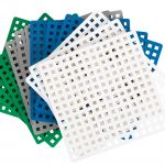 Plus Plus Mini Bauplatten – 12 Stück in 4 Farben
