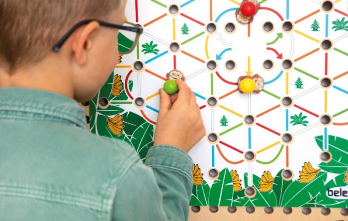 beleduc PLUG it Affen-Spiel 2-in-1 für die Wand – Bild 4