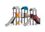 Spielanlage mit 2 Rutschen, Treppe, Kriechtunnel, Kletterwand und Spielwände