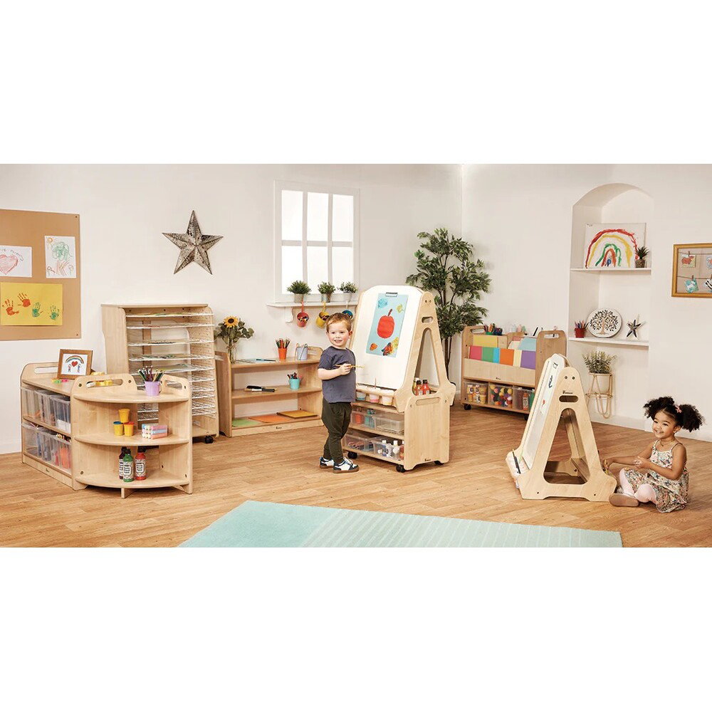 PT597-Millhouse-Early-Years-Furniture-Creativity-Zone-Lifestyle_RGB_1000.jpg Millhouse Kreativatelier mit zwei Staffeleien und A2-Trockenregal – Bild 1