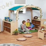 Millhouse Leseecke mit Bücherregalen und Dachhöhle